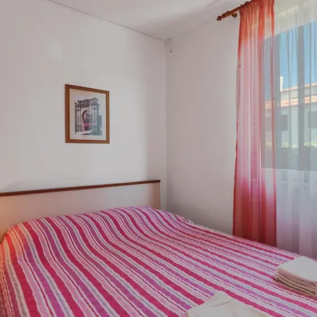 5 Bedroom Beautiful In Apartamento Pula