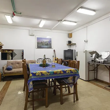 5 Bedroom Beautiful In