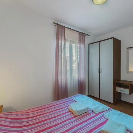 Apartment 5 Bedroom Beautiful In Pula