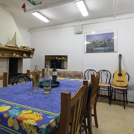 5 Bedroom Beautiful In Lägenhet *