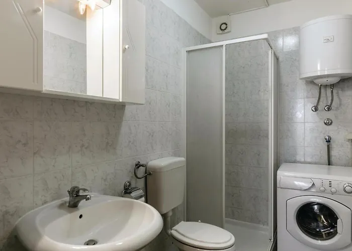 5 Bedroom Beautiful In Apartament